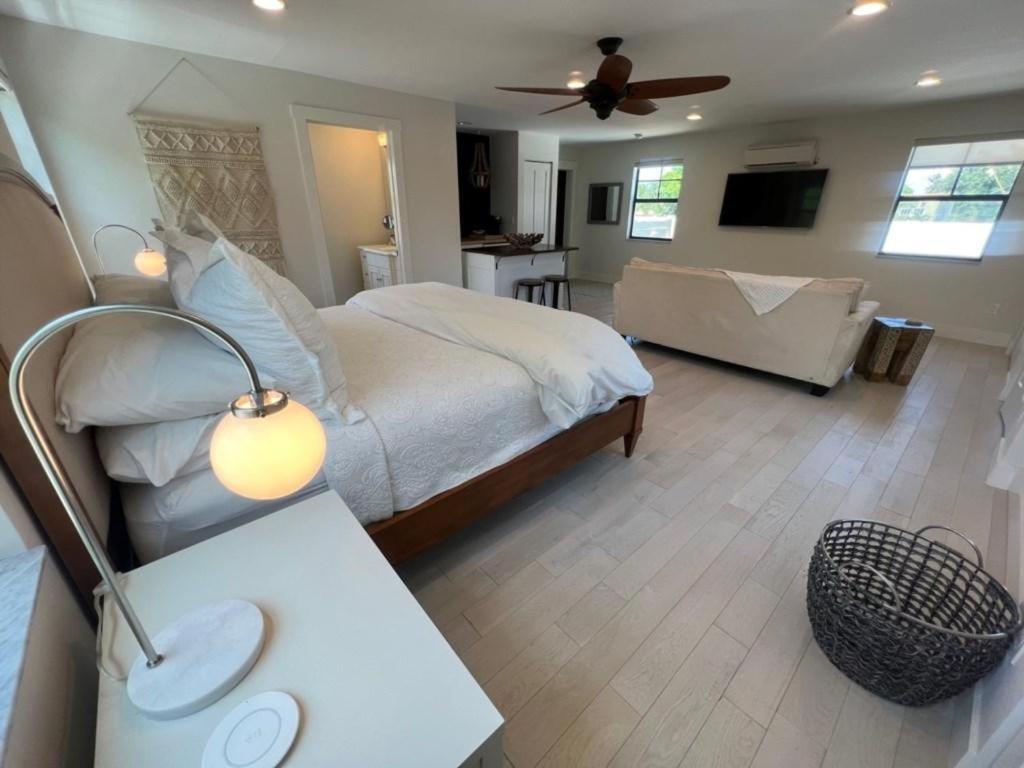Del Flamingo 4bd 3ba Private Holiday home *