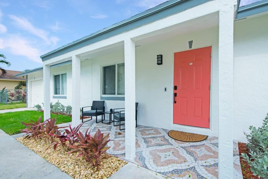 In West Palm With Pool And Pool Table! * West Palm Beach