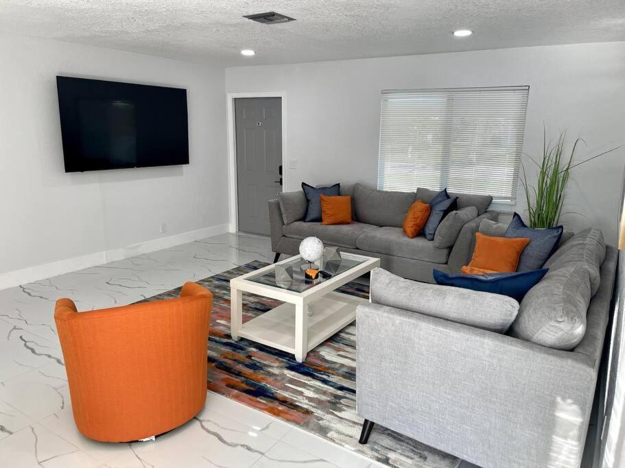 In West Palm With Pool And Pool Table! West Palm Beach