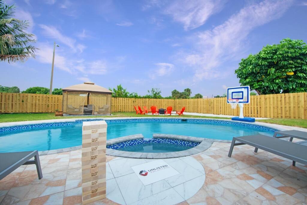 In West Palm With Pool And Pool Table! *