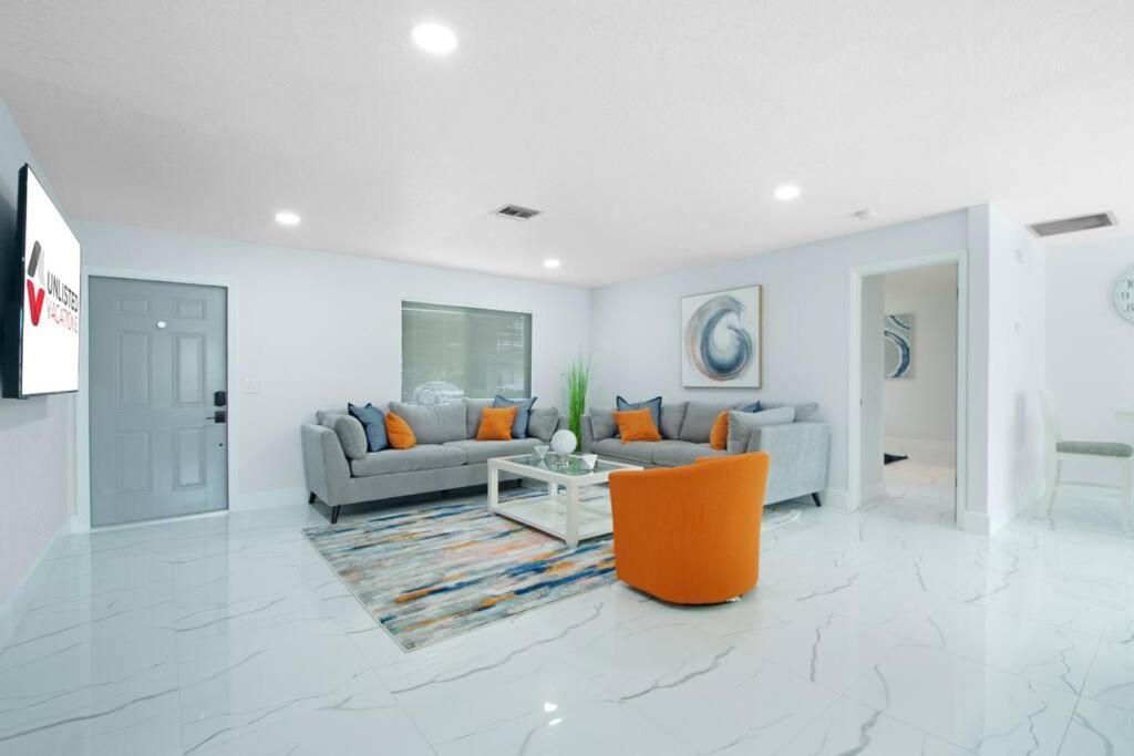 Holiday home In West Palm With Pool And Pool Table!