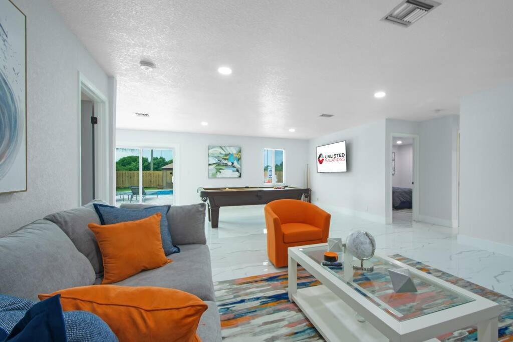 Holiday home In West Palm With Pool And Pool Table!