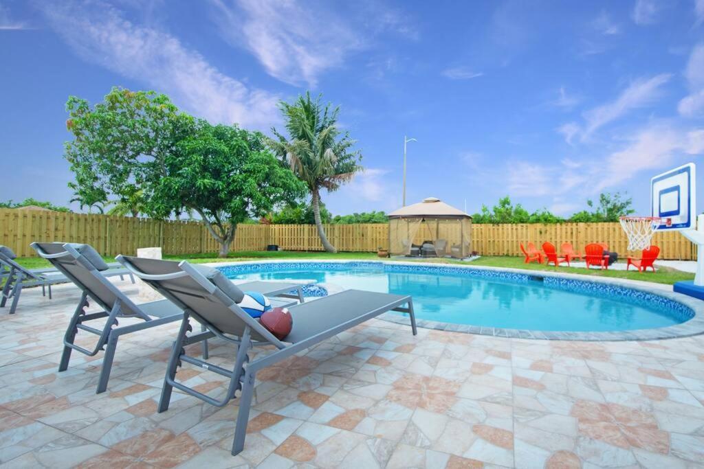 In West Palm With Pool And Pool Table! Holiday home