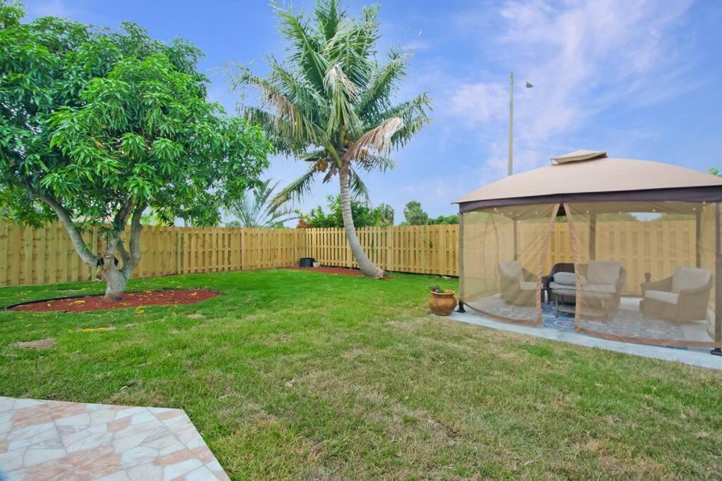 In West Palm With Pool And Pool Table!