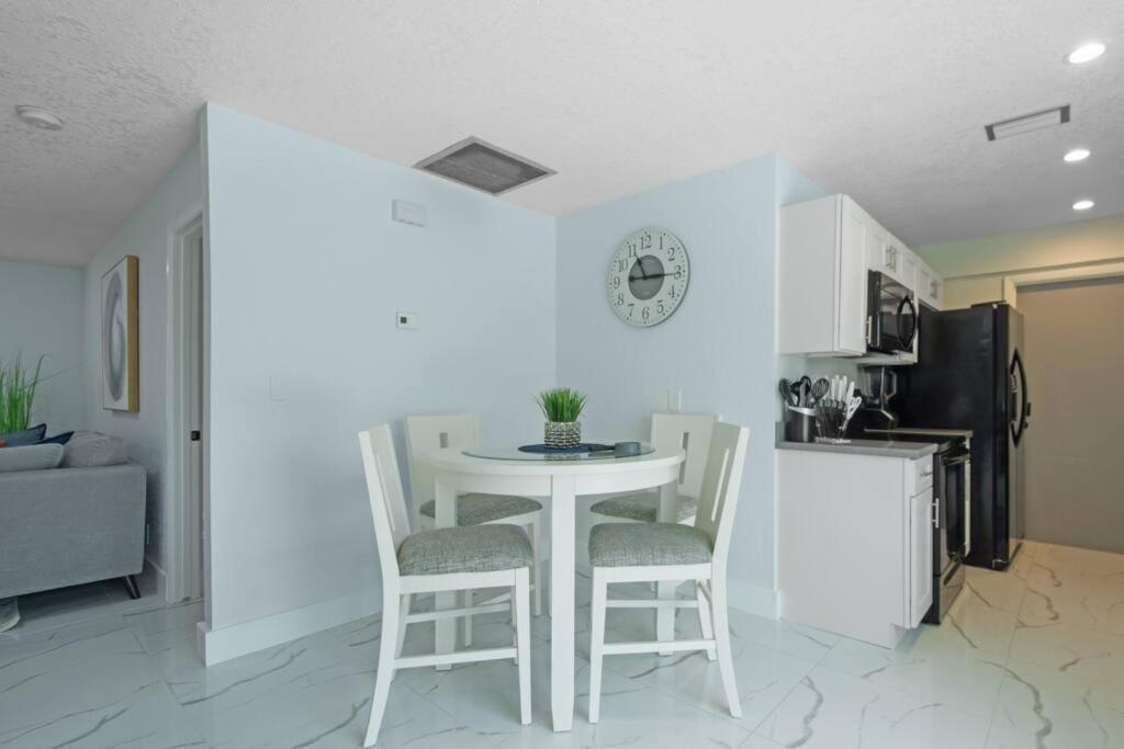 Holiday home In West Palm With Pool And Pool Table! *