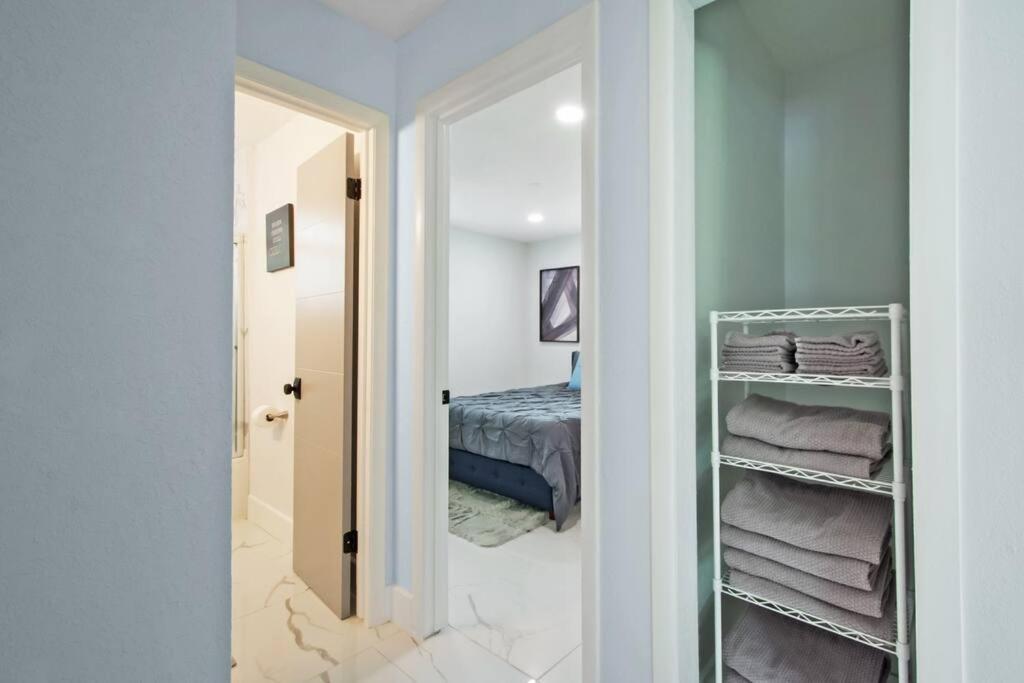 In West Palm With Pool And Pool Table! Holiday home