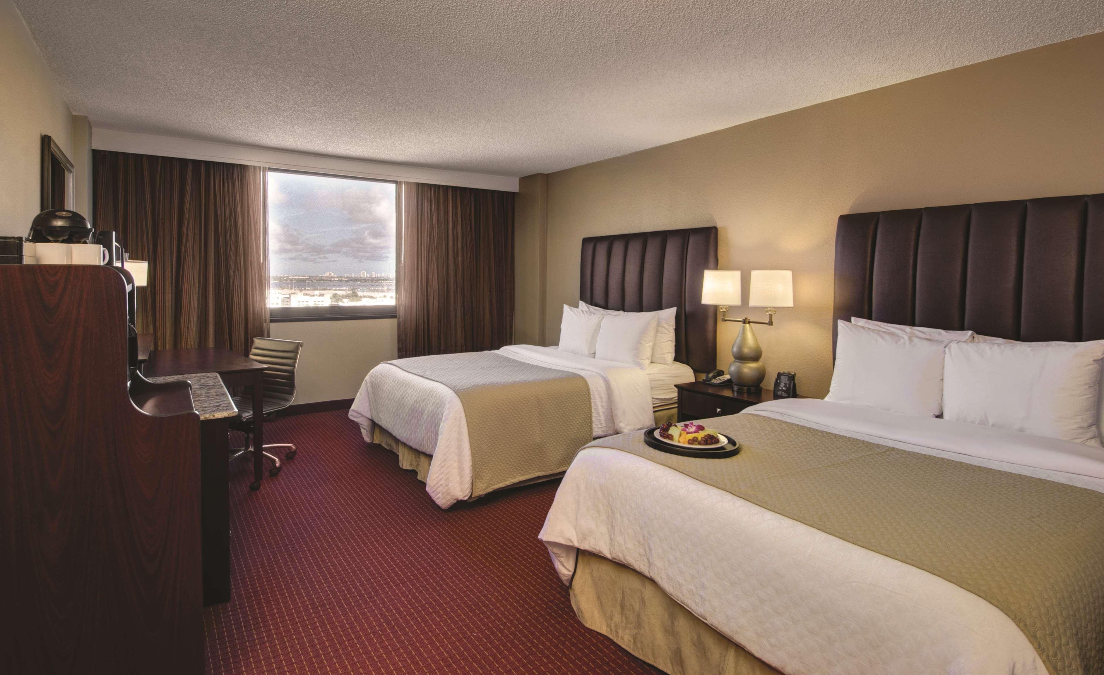 Hotel Embassy By Hilton West Palm
