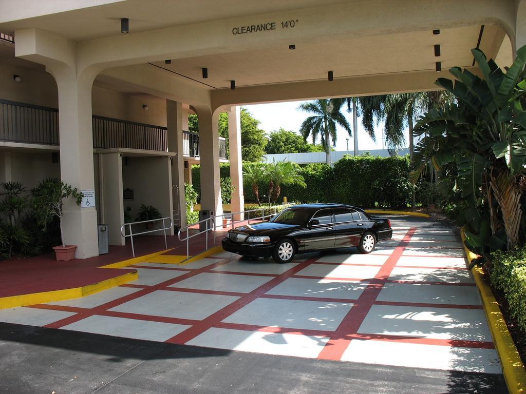 Quality Palm International Airport Inn