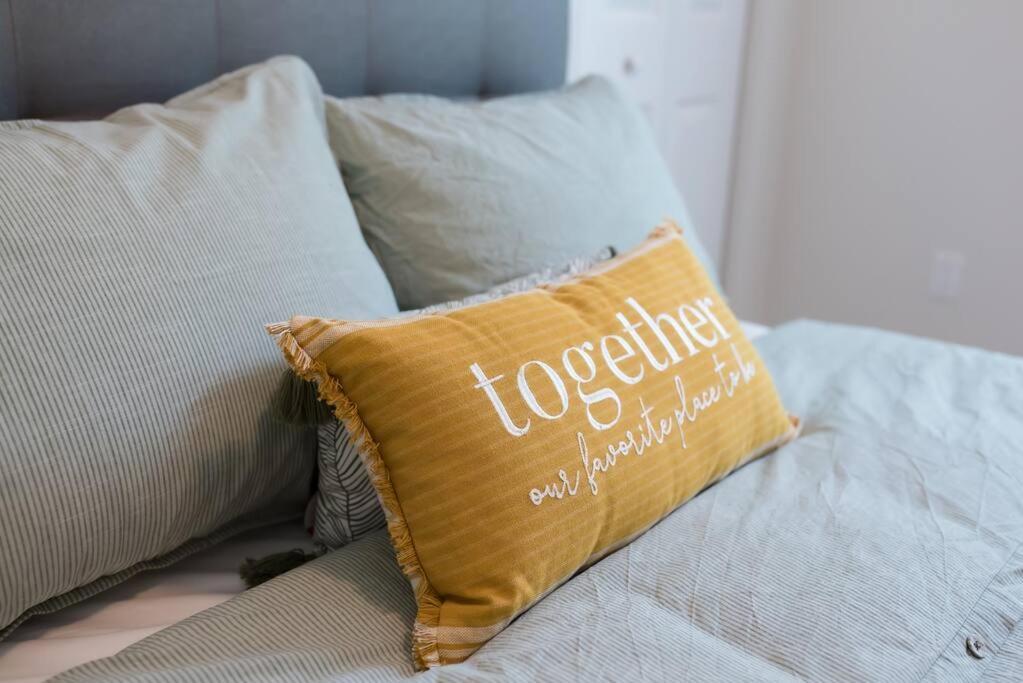 Holiday home Stylish New Mins From Downtown, Airport And Beach!