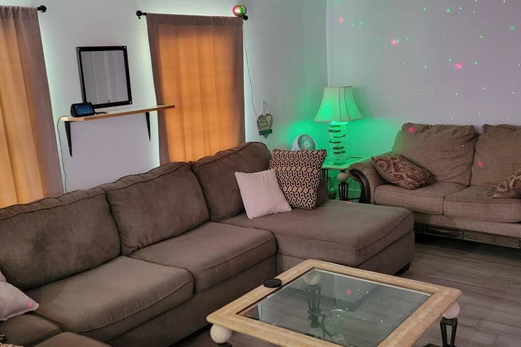 Cheerful 2-bedroom Residential W/backyard *