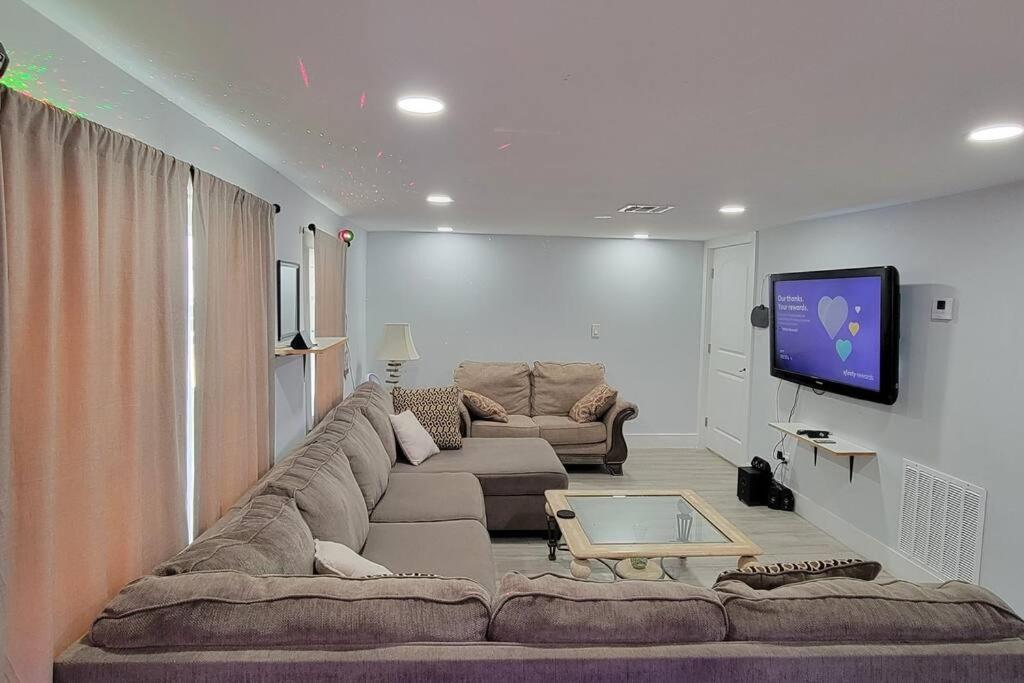 Cheerful 2-bedroom Residential W/backyard Apartment West Palm Beach