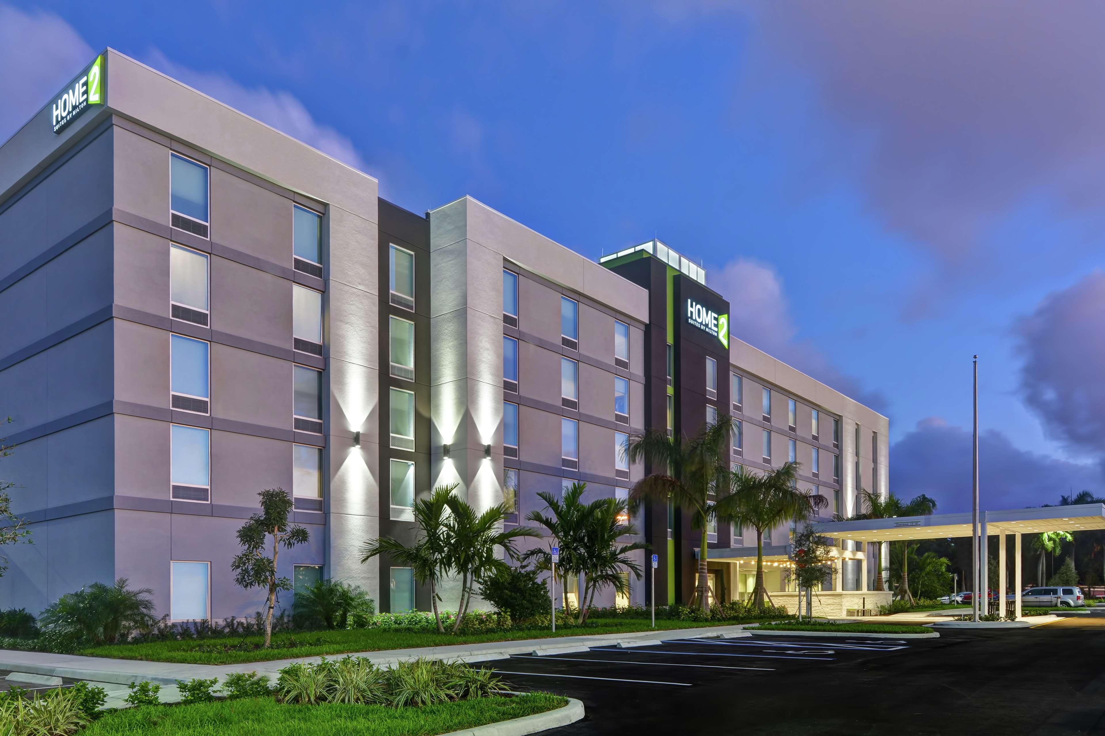 Hotel Home2 By Hilton West Palm Airport 3*