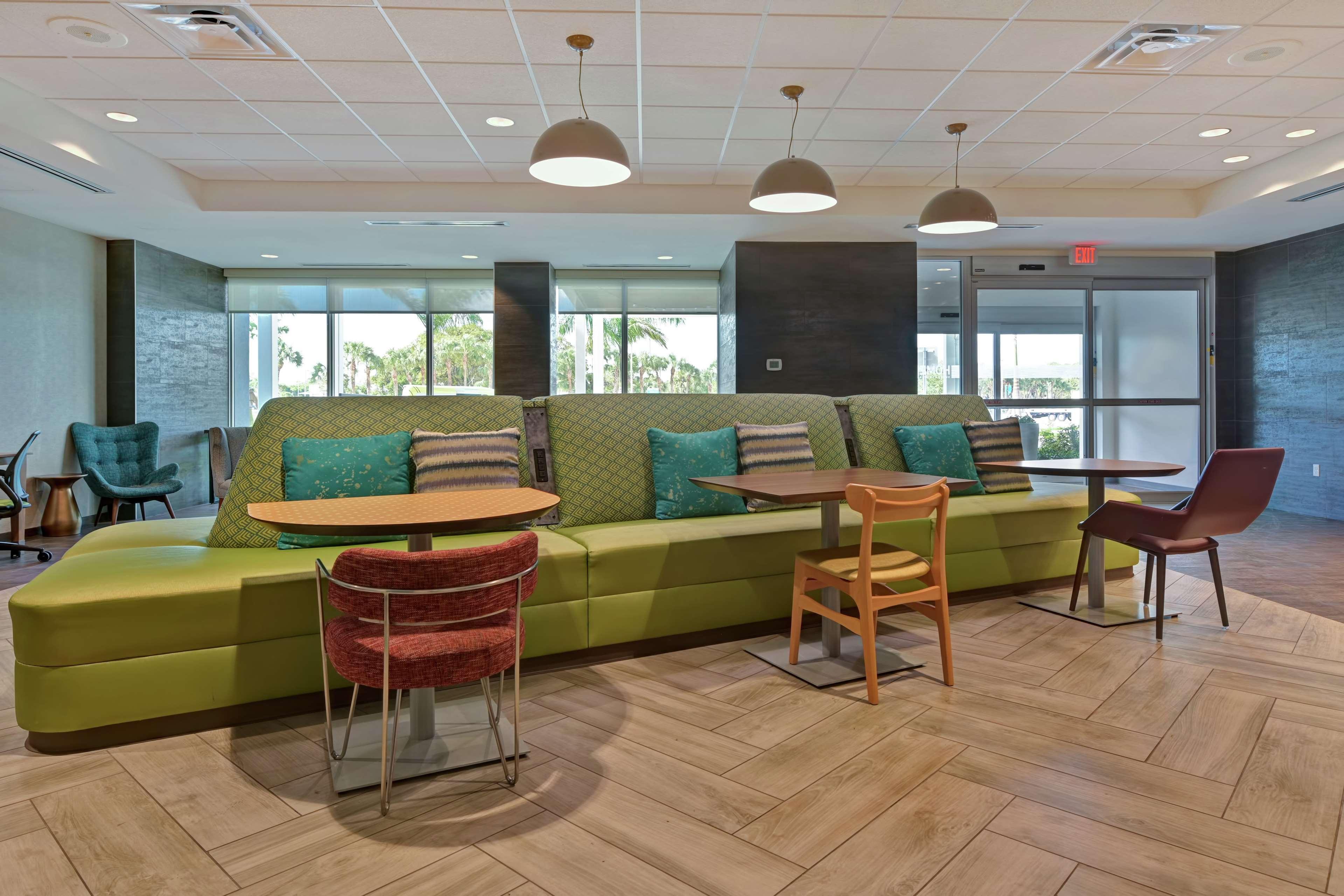 Home2 By Hilton West Palm Airport 3*