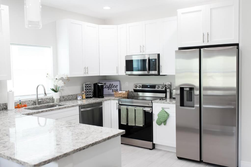 Stylish New Mins From Downtown, Airport And Beach! *