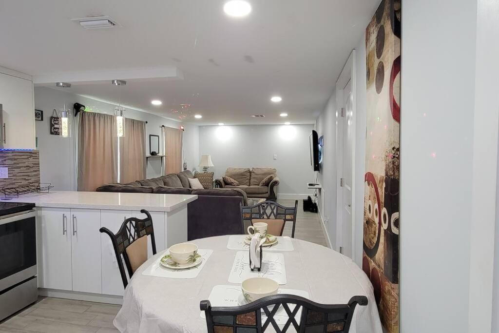 Apartment Cheerful 2-bedroom Residential W/backyard West Palm Beach