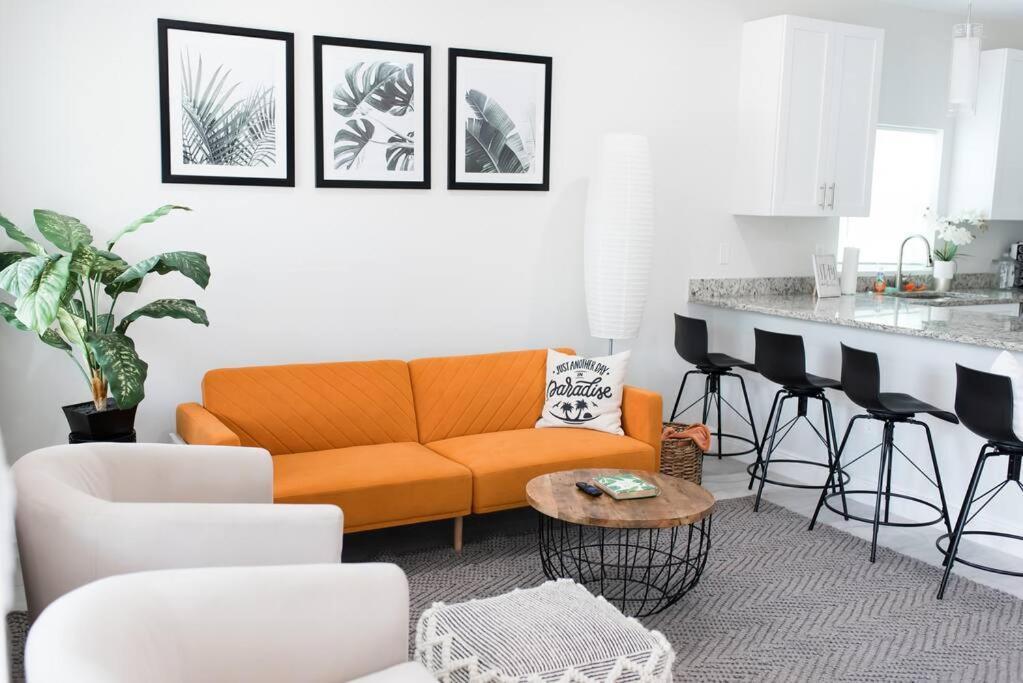 Stylish New Mins From Downtown, Airport And Beach! Holiday home