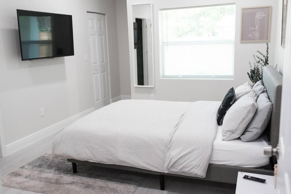Holiday home Stylish New Mins From Downtown, Airport And Beach!
