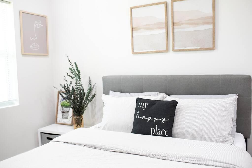 Holiday home Stylish New Mins From Downtown, Airport And Beach!
