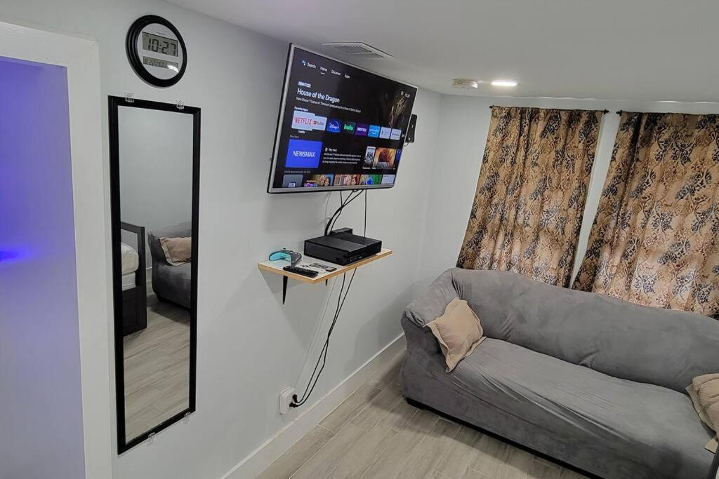 Cheerful 2-bedroom Residential W/backyard West Palm Beach