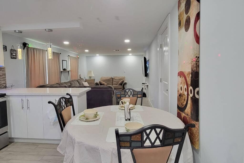 Cheerful 2-bedroom Residential W/backyard Apartment *