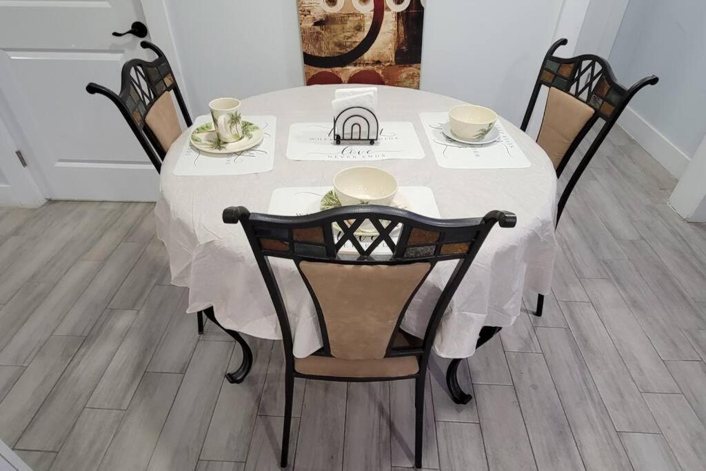 Cheerful 2-bedroom Residential W/backyard Apartment West Palm Beach
