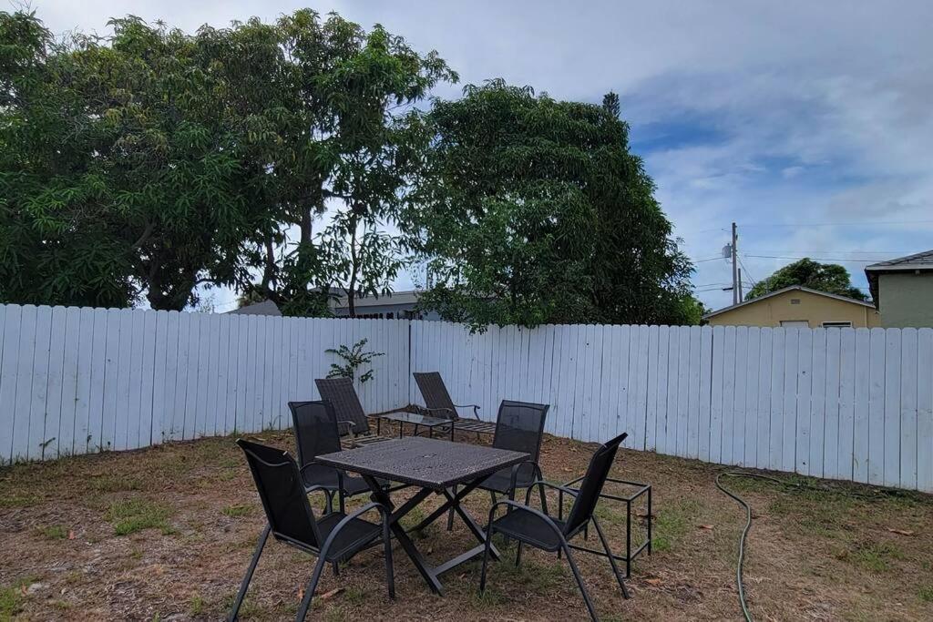 Cheerful 2-bedroom Residential W/backyard * West Palm Beach
