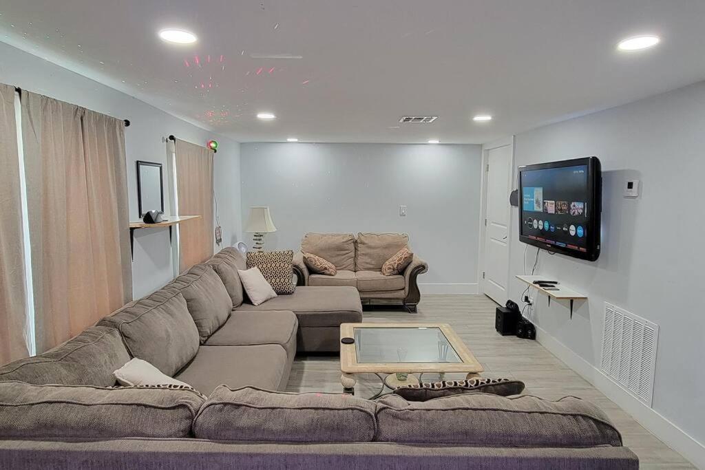 Apartment Cheerful 2-bedroom Residential W/backyard *
