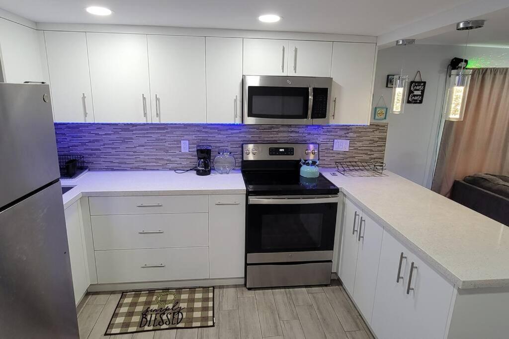 Cheerful 2-bedroom Residential W/backyard West Palm Beach