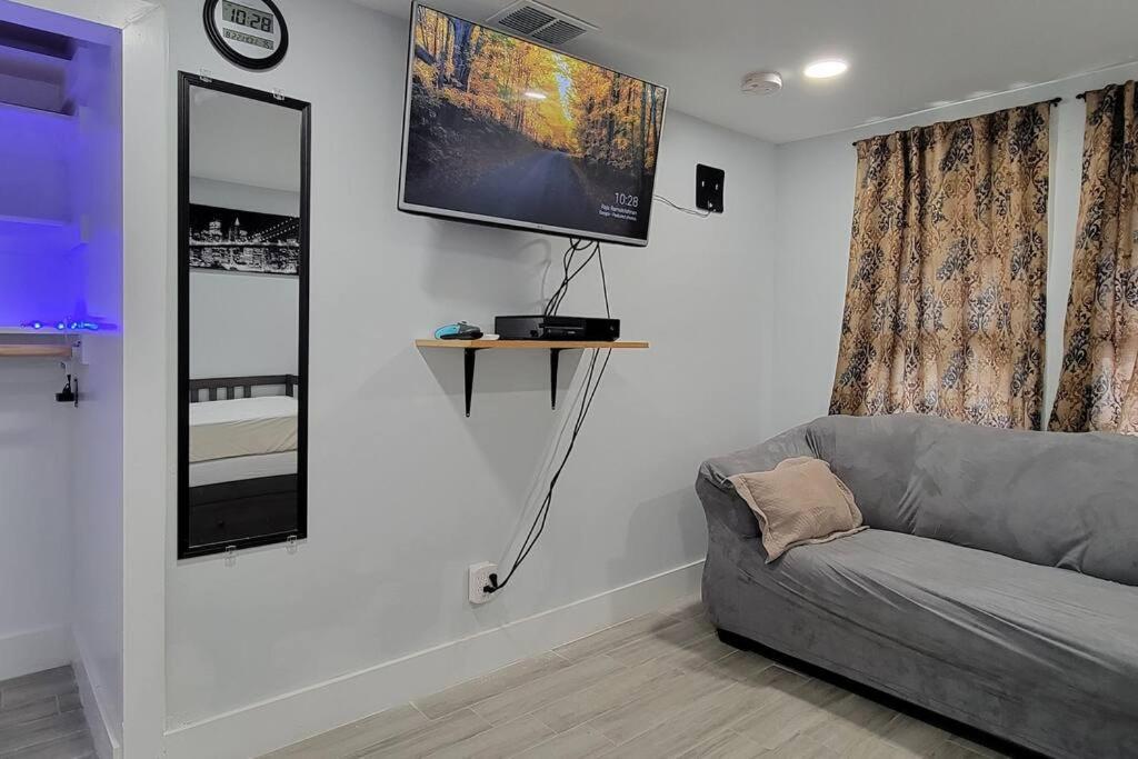 Cheerful 2-bedroom Residential W/backyard Apartment