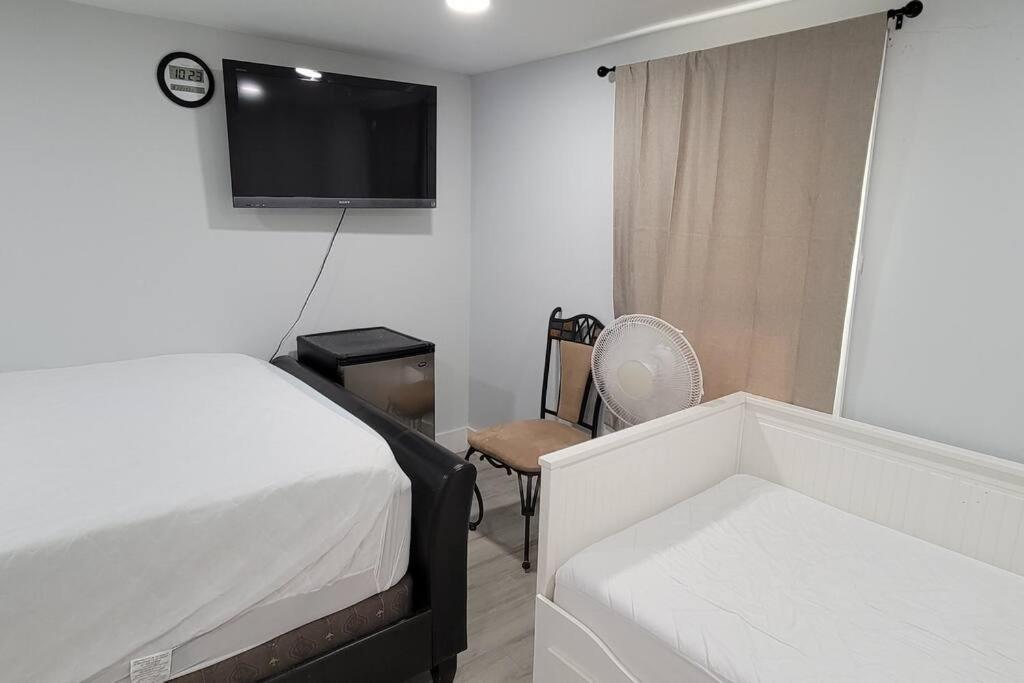 Cheerful 2-bedroom Residential W/backyard Apartment *