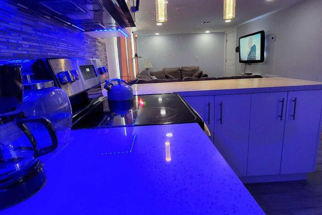 Cheerful 2-bedroom Residential W/backyard West Palm Beach