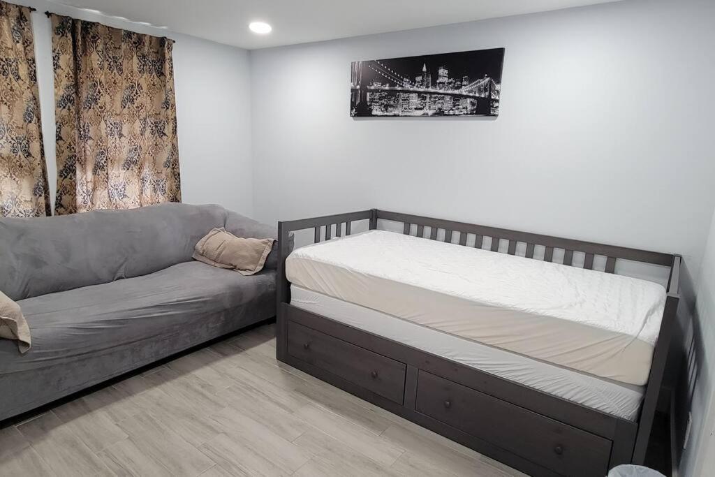 Cheerful 2-bedroom Residential W/backyard *