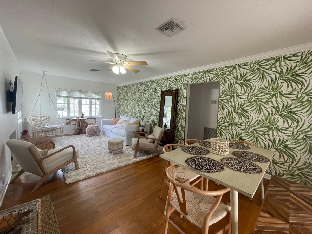 Hot Tub, Tiki Bar, Outdoor Shower, Near Intercoastal Waterway! Villa West Palm Beach