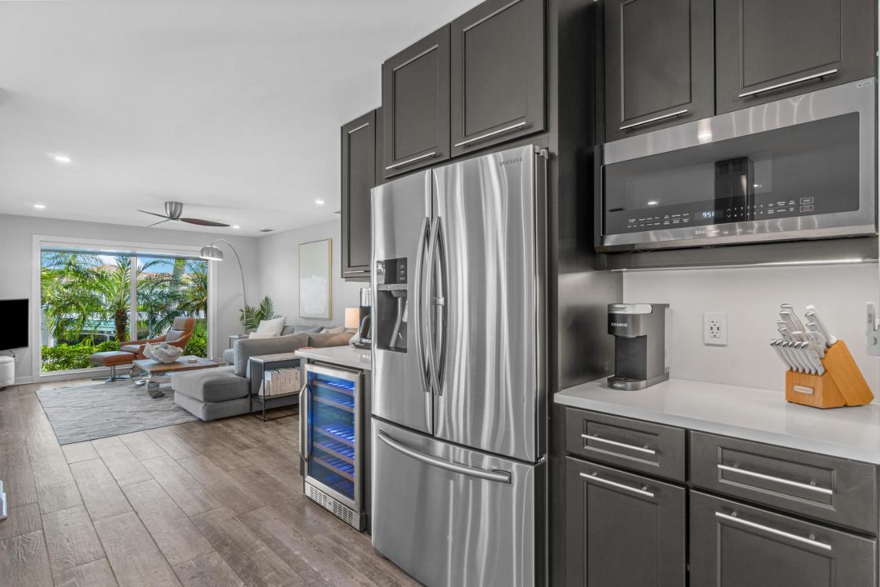 Villa Seven Palms Waterfront, Heated Pool & Private Dock -walk To Beach! West Palm Beach