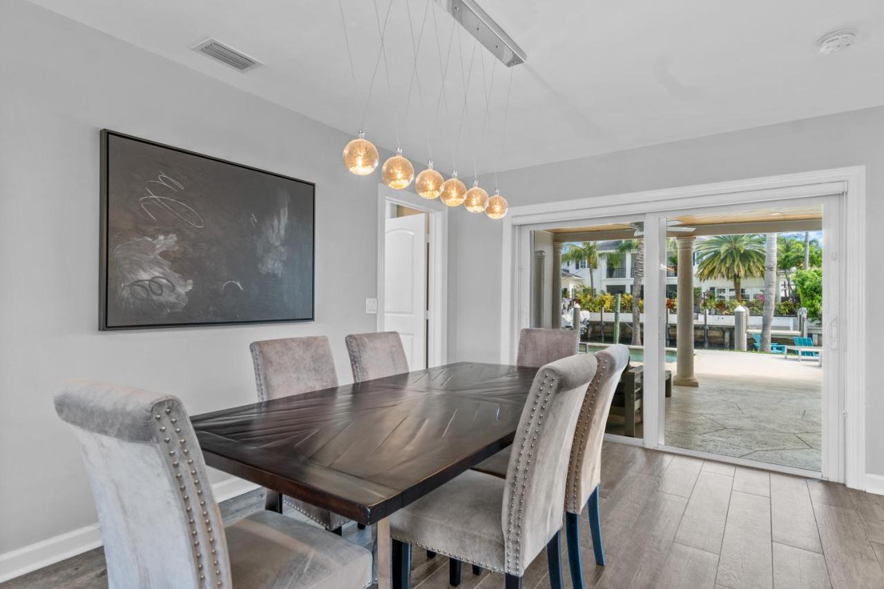 Villa Seven Palms Waterfront, Heated Pool & Private Dock -walk To Beach!