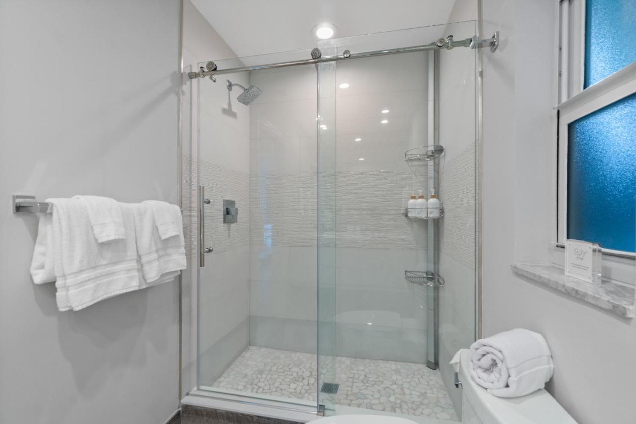 Villa Seven Palms Waterfront, Heated Pool & Private Dock -walk To Beach! West Palm Beach
