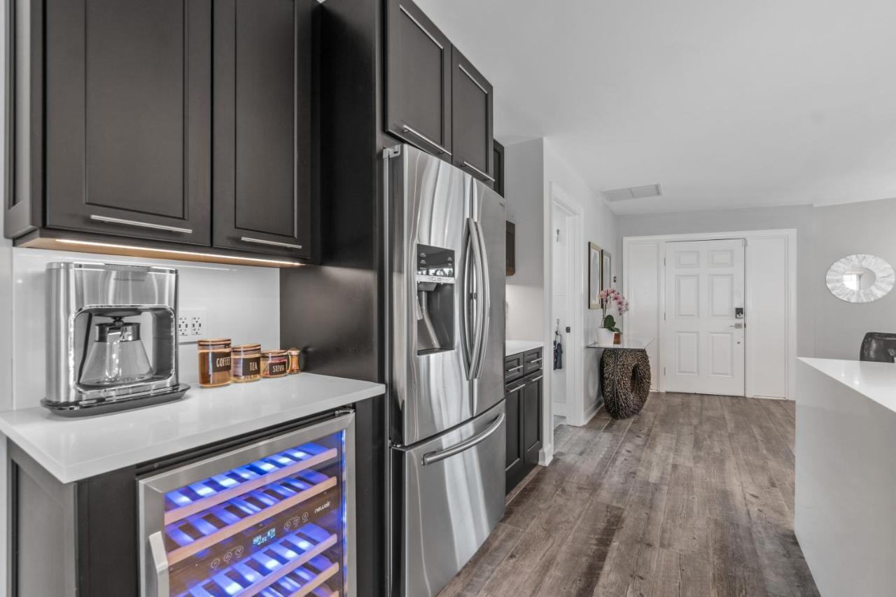 Villa Seven Palms Waterfront, Heated Pool & Private Dock -walk To Beach! West Palm Beach