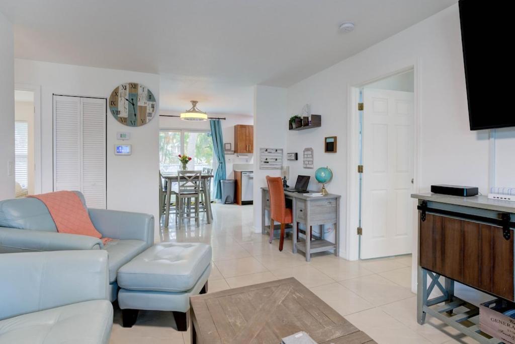 Cj's Coastal - Right Near Beach! Holiday home *