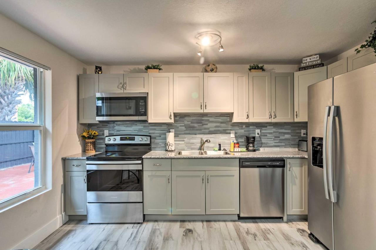 Inviting Less Than 2 Mi To Riviera Beach! Apartment