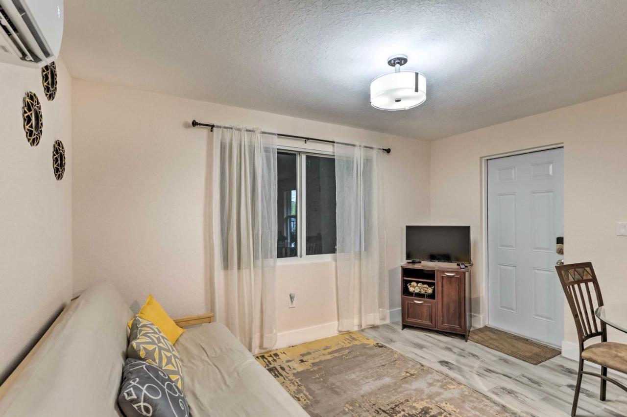 Apartment Inviting Less Than 2 Mi To Riviera Beach!