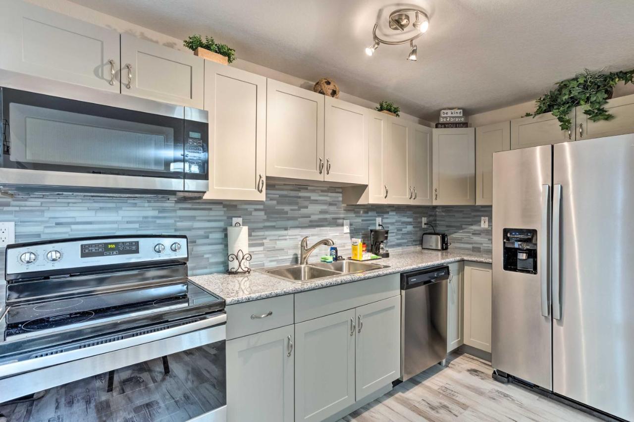 Inviting Less Than 2 Mi To Riviera Beach!