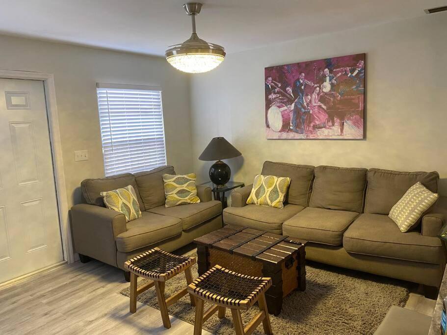 Apartment Private Townhouse With Courtyard And Covered Patio *