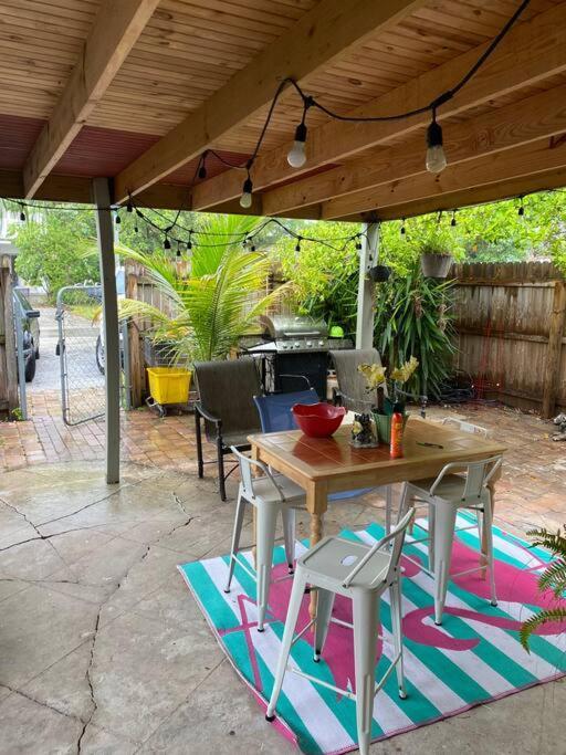Private Townhouse With Courtyard And Covered Patio