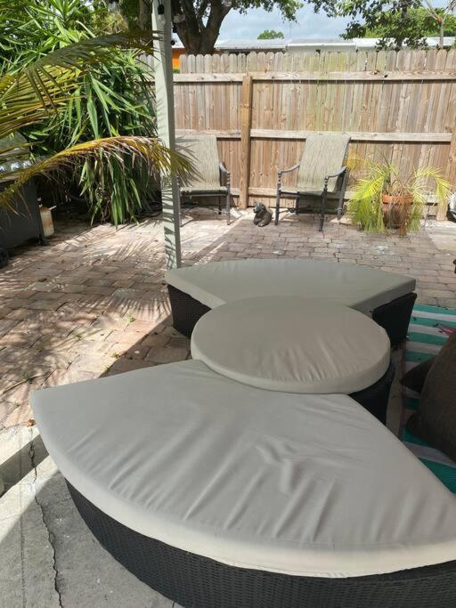 Private Townhouse With Courtyard And Covered Patio Apartment