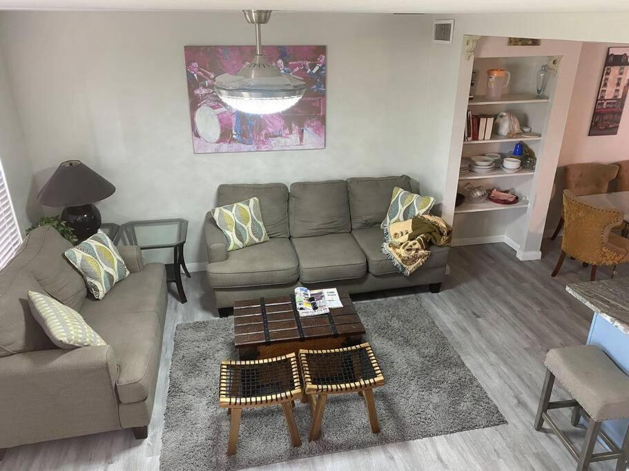 Private Townhouse With Courtyard And Covered Patio *