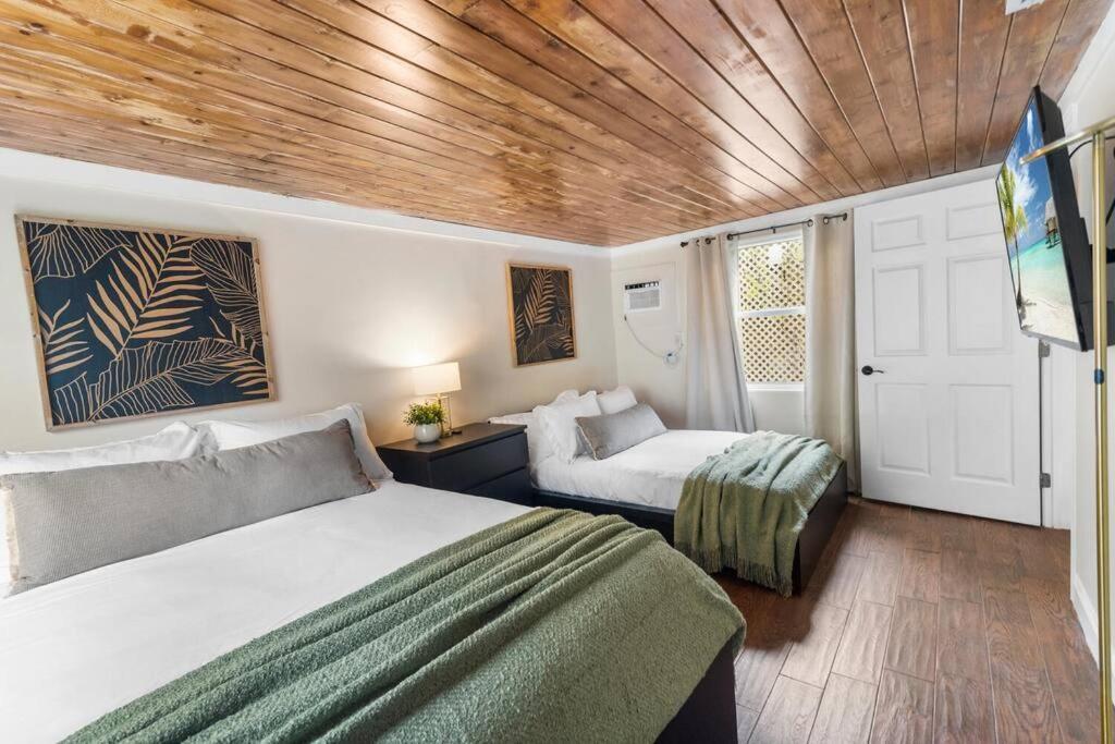 Tropical Oasis Located Near With Pool And Hot Tub *