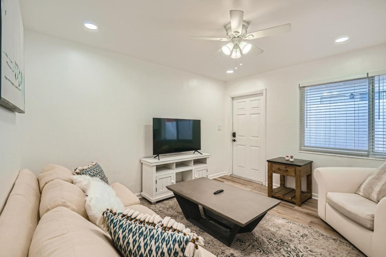 Tropical Retreat ** 2 Bedroom ** Singer Island Apartment *