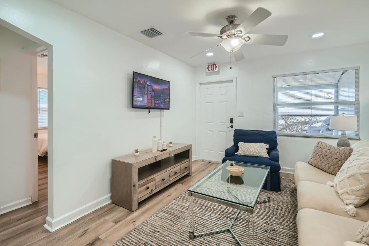Apartment Hidden Oasis ** Stunning 2 Bedroom ** Sunset Shores West Palm Beach