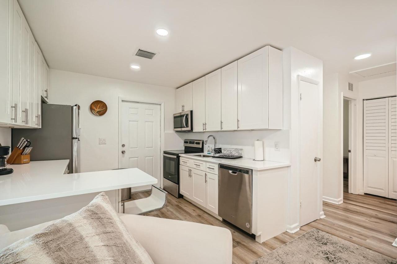 Tropical Retreat ** 2 Bedroom ** Singer Island