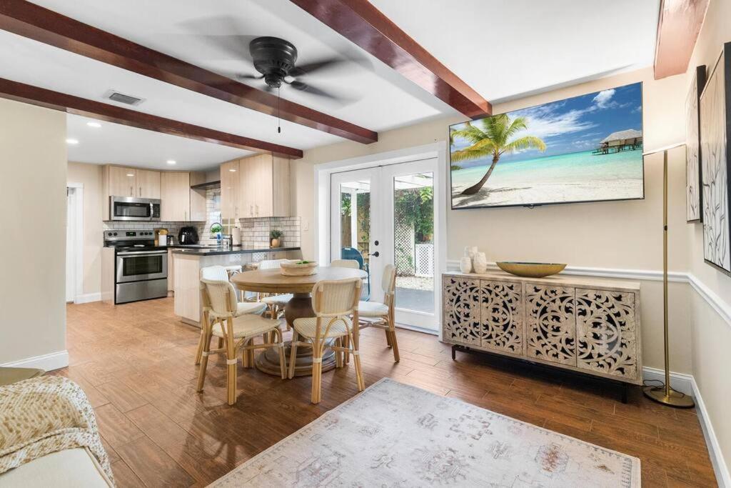 Tropical Oasis Located Near With Pool And Hot Tub Villa